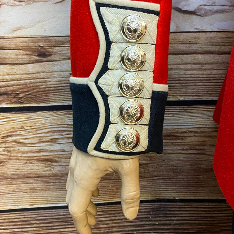 Ärmel der roten Uniformjacke der Welsh Guards mit schwarzen Manschetten, beigefarbenen Details und vier goldenen Knöpfen.