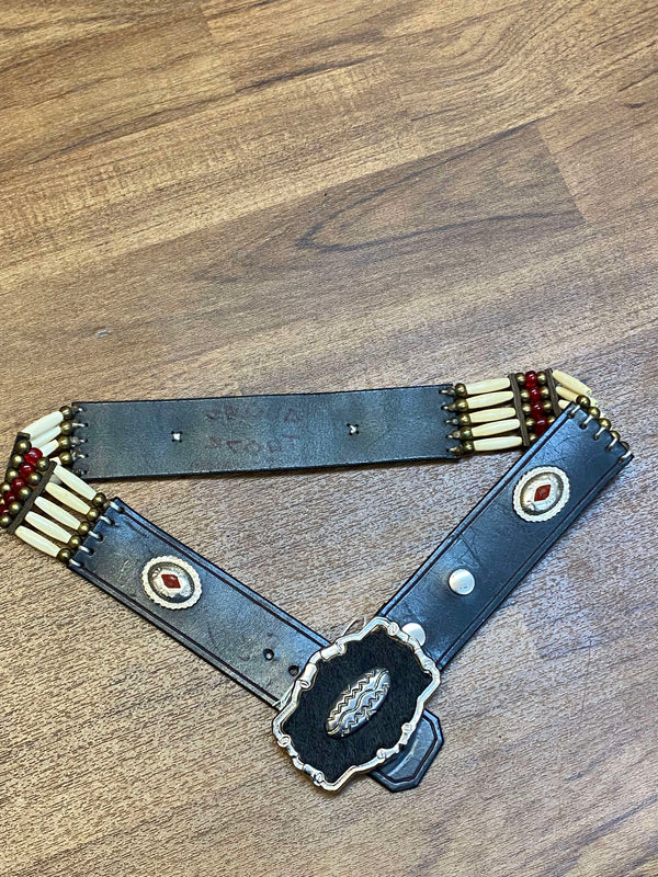 „Vintage Western Gürtel aus schwarzem Leder mit großer silberfarbener Zierschnalle und roten Perlendetails im Cowboy Stil“