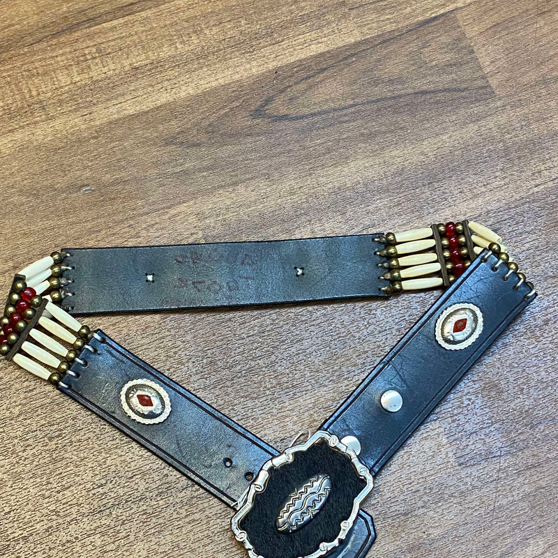 „Vintage Western Gürtel aus schwarzem Leder mit großer silberfarbener Zierschnalle und roten Perlendetails im Cowboy Stil“