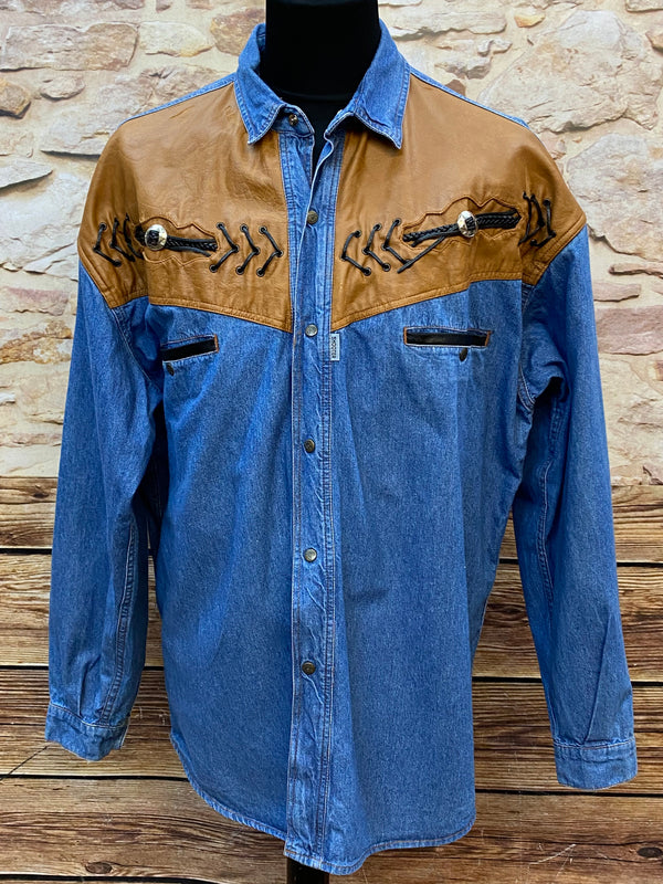 „Vintage Westernhemd aus blauem Denim mit braunen Kunstleder-Schultern, verzierten Flechtdetails und silberfarbenen Metallconchos; Langarm, Druckknöpfe, Größe XXL.“