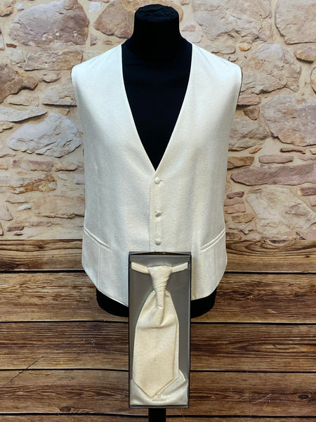 „Elegante Wilvorst Hochzeitsweste in Elfenbein mit Plastron und Einstecktuch für Bräutigam festliche Herrenmode“