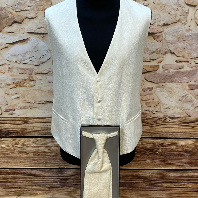 „Elegante Wilvorst Hochzeitsweste in Elfenbein mit Plastron und Einstecktuch für Bräutigam festliche Herrenmode“