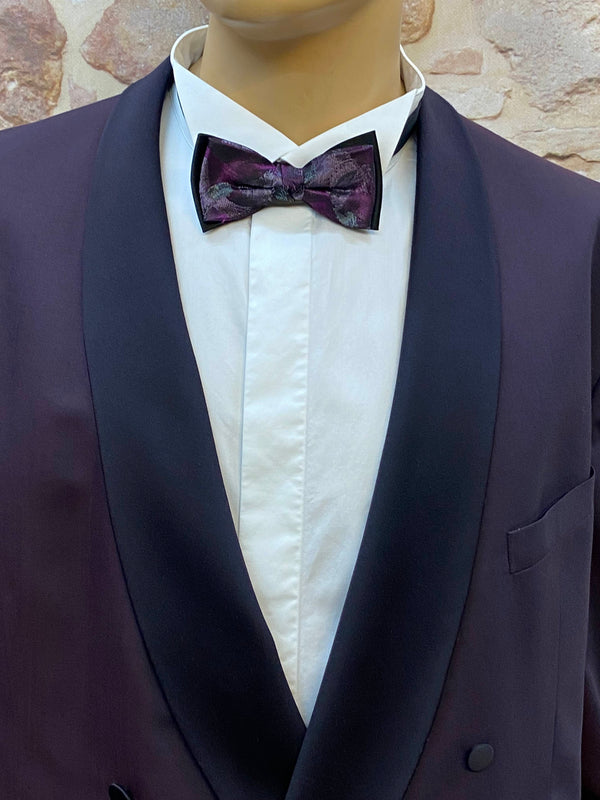 Detailansicht WILVORST Smoking in Aubergine mit schwarzem Satinschalrevers und Fliege
