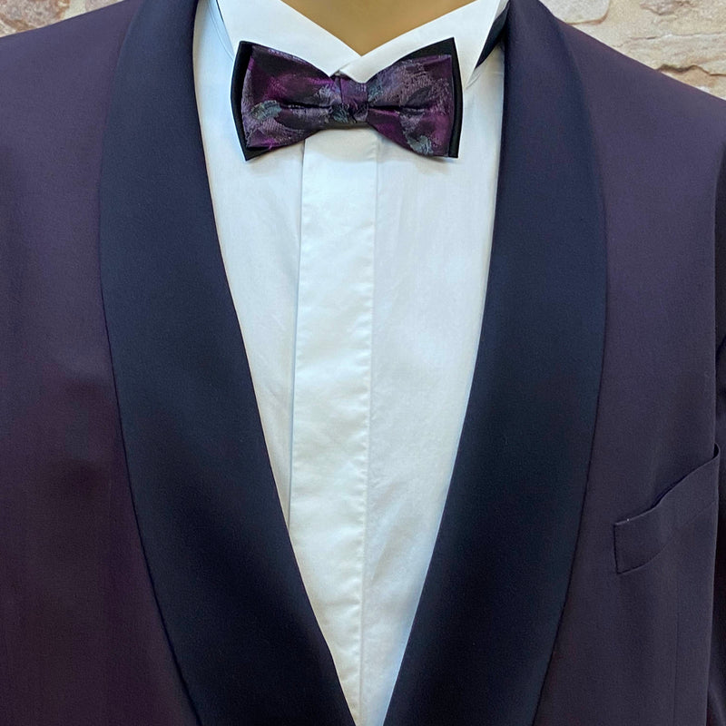 Detailansicht WILVORST Smoking in Aubergine mit schwarzem Satinschalrevers und Fliege