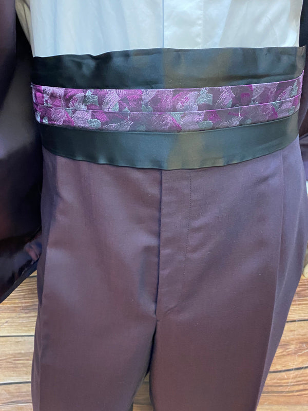 Seiden-Kummerbund in Aubergine mit floralem Muster passend zum WILVORST Smoking