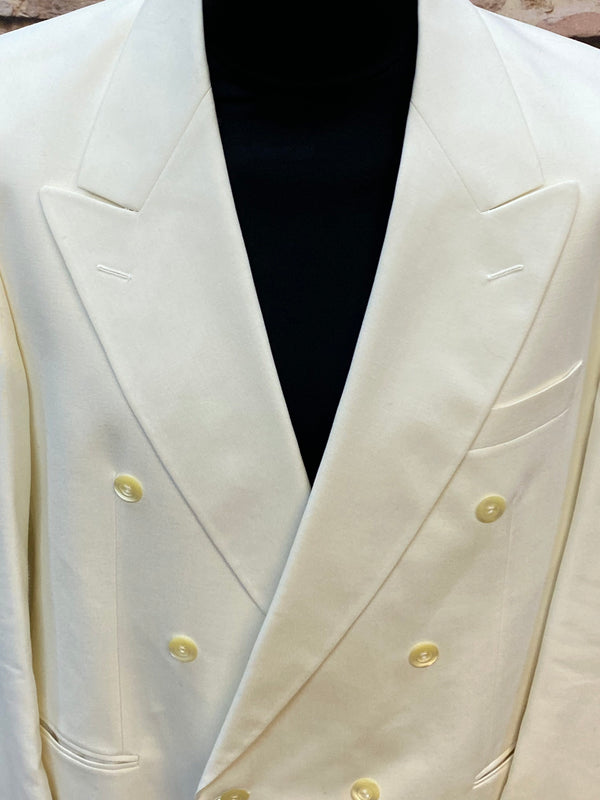 „Nahaufnahme der Knopfreihe und des Revers der Wilvorst Smokingjacke“