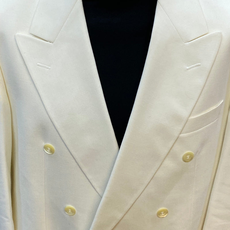 „Nahaufnahme der Knopfreihe und des Revers der Wilvorst Smokingjacke“