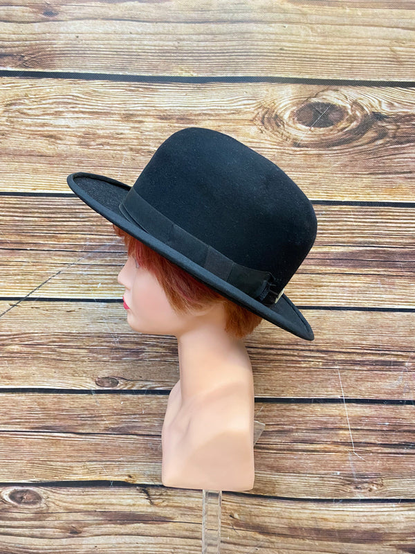 „Klassischer Herren Melonenhut schwarz Seitenansicht mit Band“