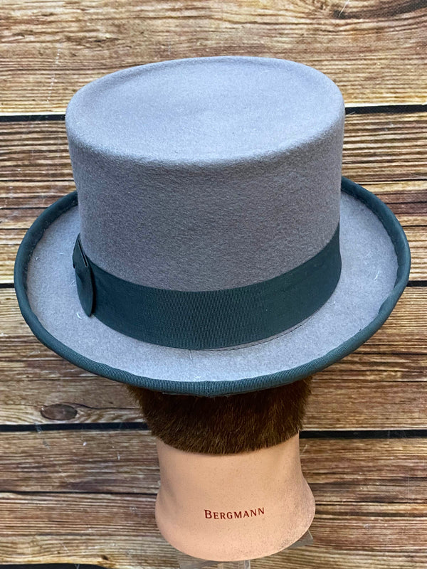„Rückansicht grauer Herren-Zylinder mit Hutband“