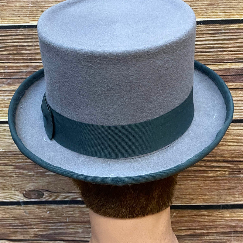 „Rückansicht grauer Herren-Zylinder mit Hutband“