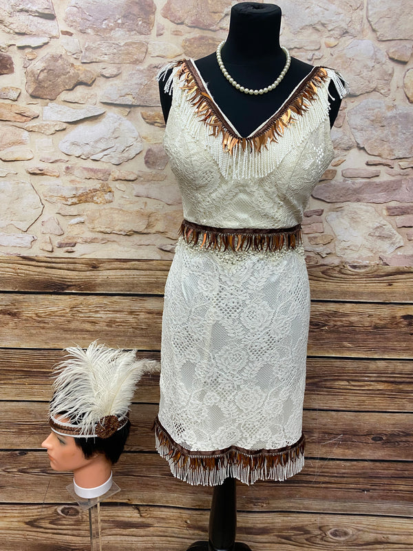 „Cremefarbenes Charlestonkleid im 20er Jahre Stil Größe 34 mit Fransen, brauner Borte, Spitzenoptik und eleganter Flapper-Silhouette“