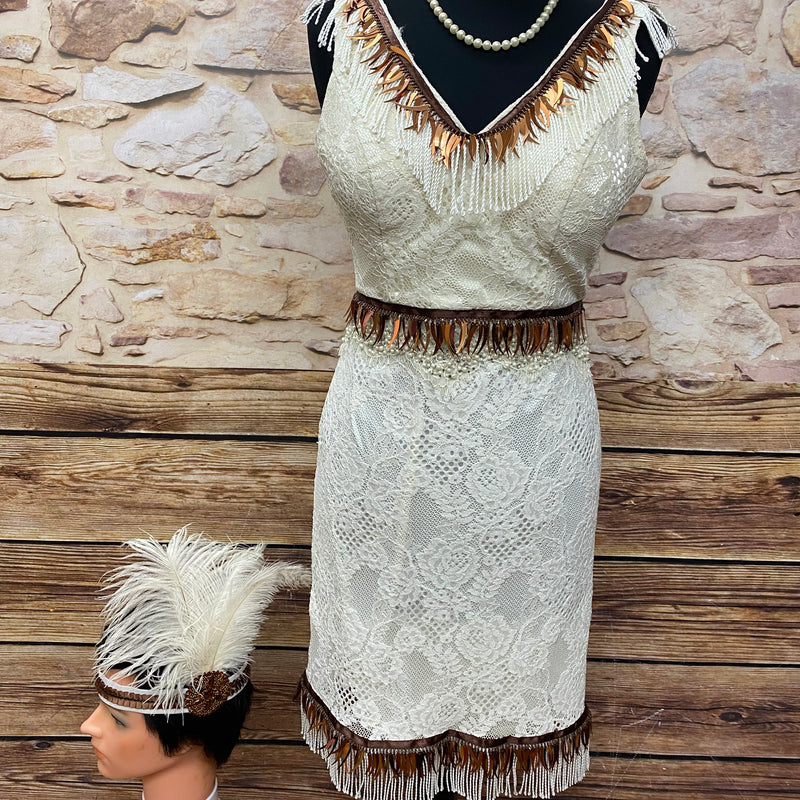 „Cremefarbenes Charlestonkleid im 20er Jahre Stil Größe 34 mit Fransen, brauner Borte, Spitzenoptik und eleganter Flapper-Silhouette“