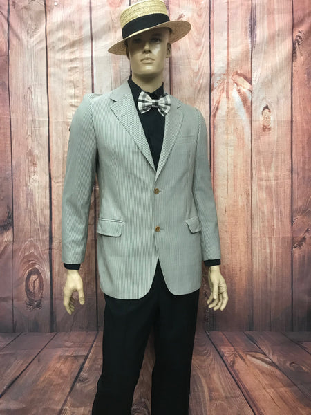 „20er Jahre Kostüm Herren Gr. 50 – gestreifte Vintage-Jacke mit schwarzem Hemd und karioter Fliege; Boater-Hut als Styling-Beispiel, nicht inklusive“