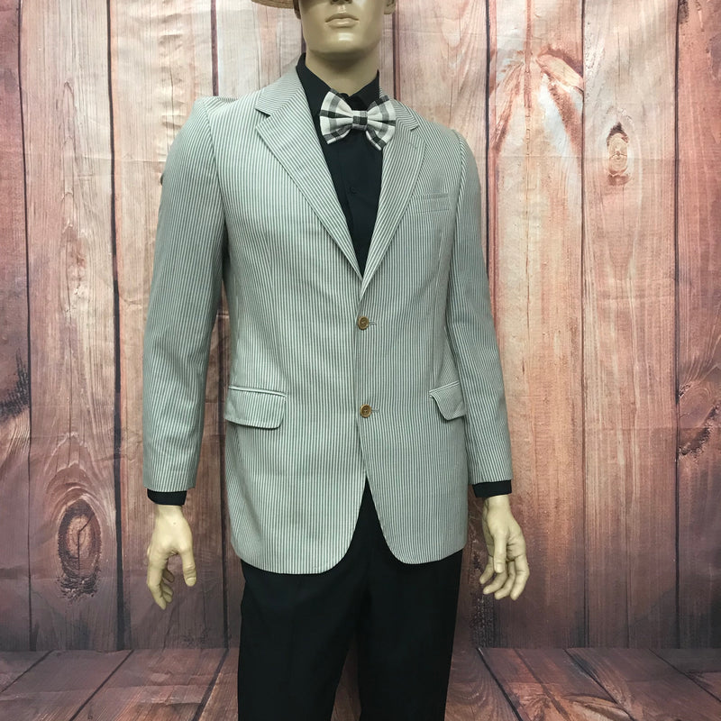„20er Jahre Kostüm Herren Gr. 50 – gestreifte Vintage-Jacke mit schwarzem Hemd und karioter Fliege; Boater-Hut als Styling-Beispiel, nicht inklusive“