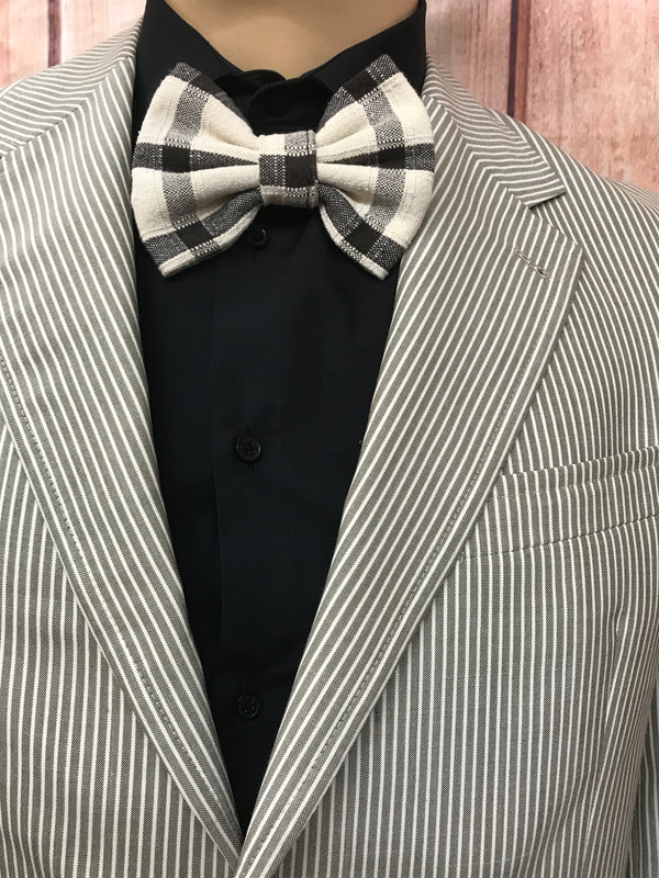 „Detailansicht Revers und Fliege – fein gestreifte 20er Jahre Herrenjacke in Beige-Grau mit schwarzem Hemd“