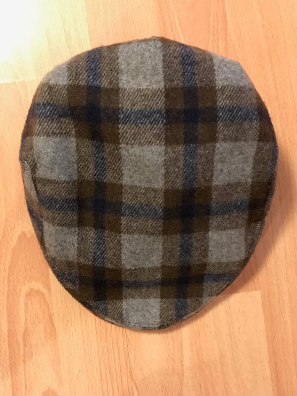 Oberansicht einer grau-braun karierten Flat Cap aus Wolle.