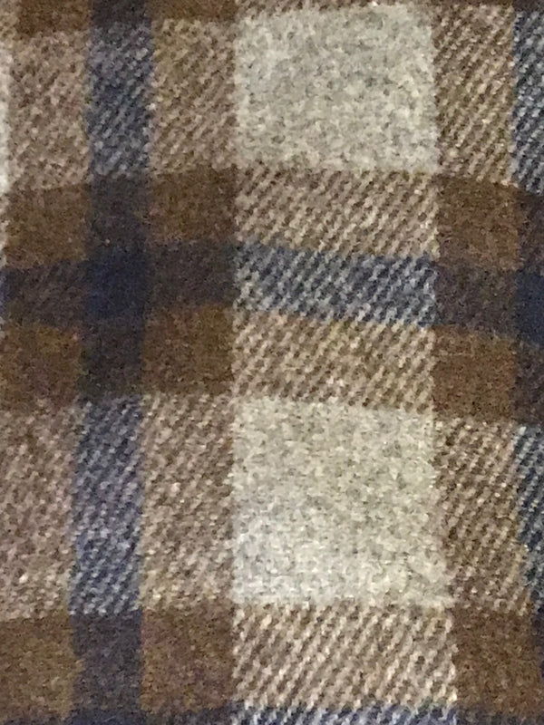 Detailaufnahme kariertes Wollmuster der Schiebermütze.