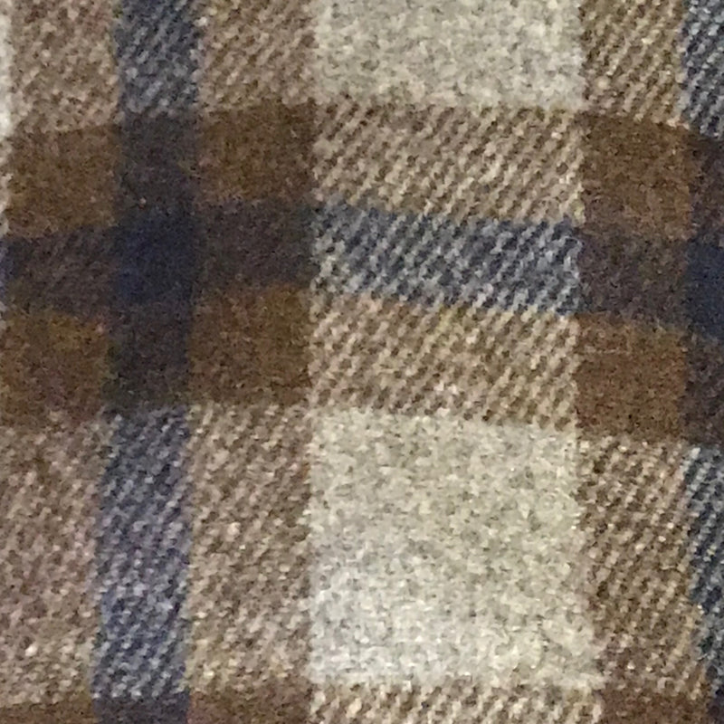 Detailaufnahme kariertes Wollmuster der Schiebermütze.