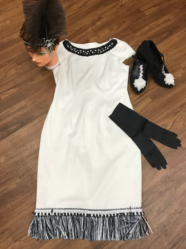 Cremeweißen Fransenkleid im 20er-Jahre-Stil, mit schwarzem Kopfschmuck, langen schwarzen Handschuhen, stilvollen T-Strap-Shoes in Größe 40