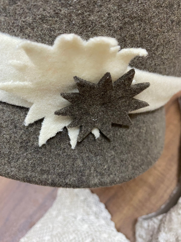 Kleid im 20er Jahre Stil, Hut, Handschuhe und Perlenkette Gr.42