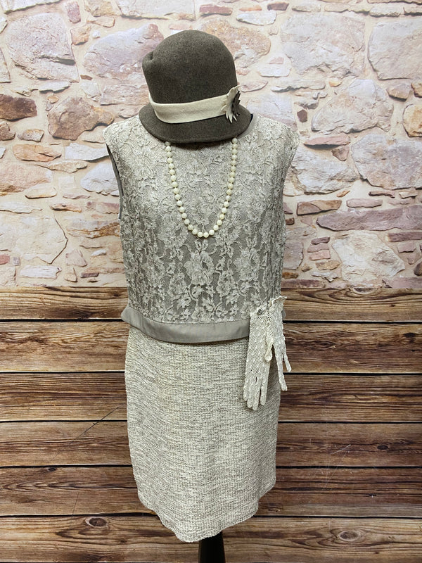 Kleid mit tiefer Taille im 20er Jahre Stil, beige mit Hut, Handschuhe und Perlenkette Gr.42/44