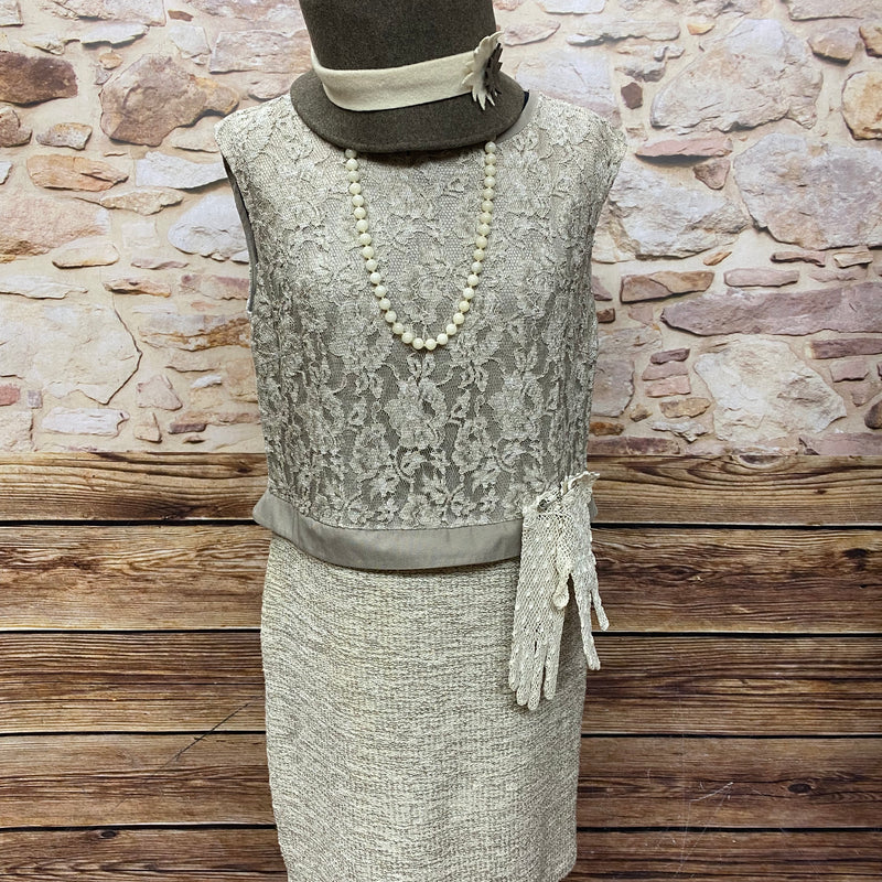Kleid mit tiefer Taille im 20er Jahre Stil, beige mit Hut, Handschuhe und Perlenkette Gr.42/44