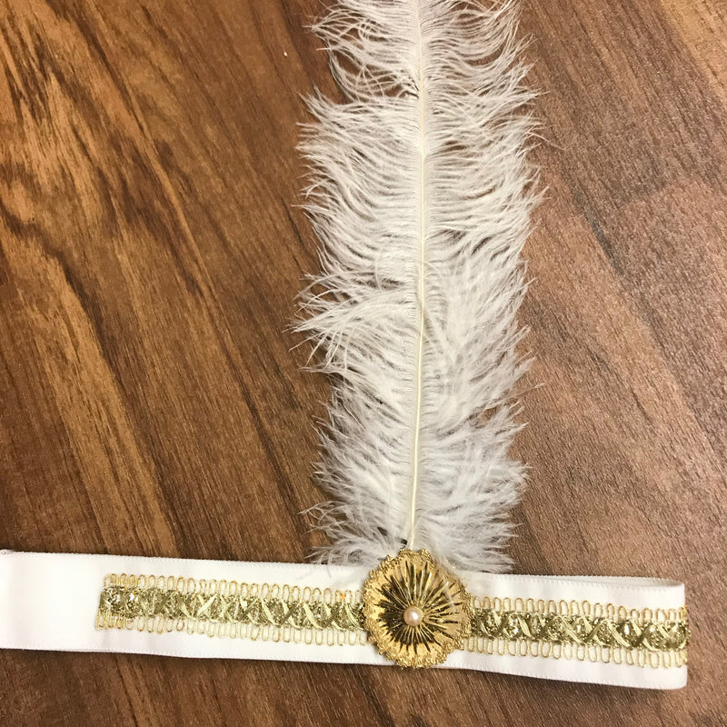 20er Jahre Kopfschmuck mit weißer Feder und Goldborte