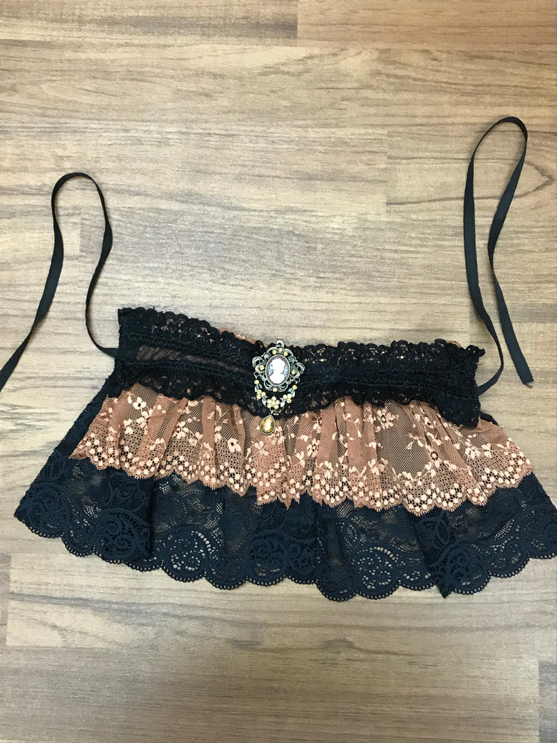 Jabot Steampunk avec dentelle noire et cuivrée