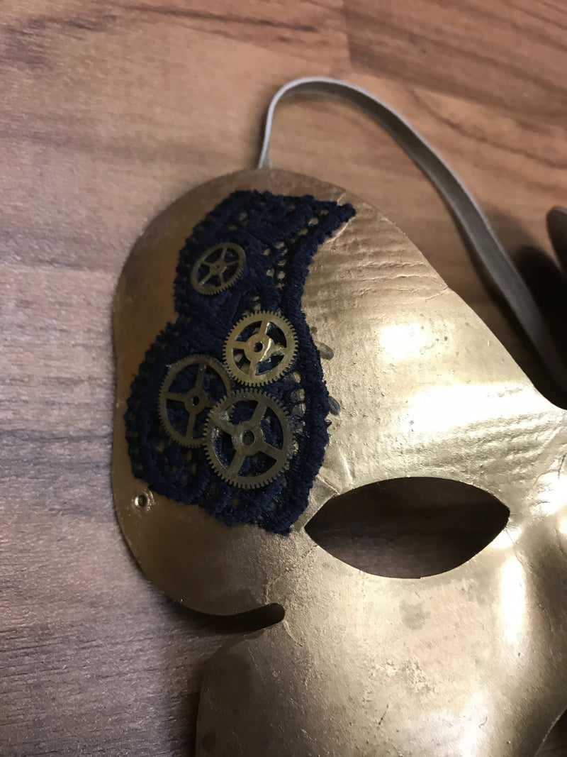 Masque Steampunk avec engrenages, couleur or