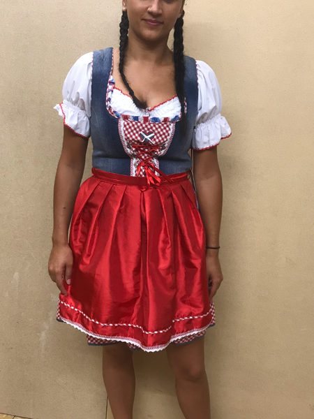 Dirndl im Jeanslook mit roter Schürze