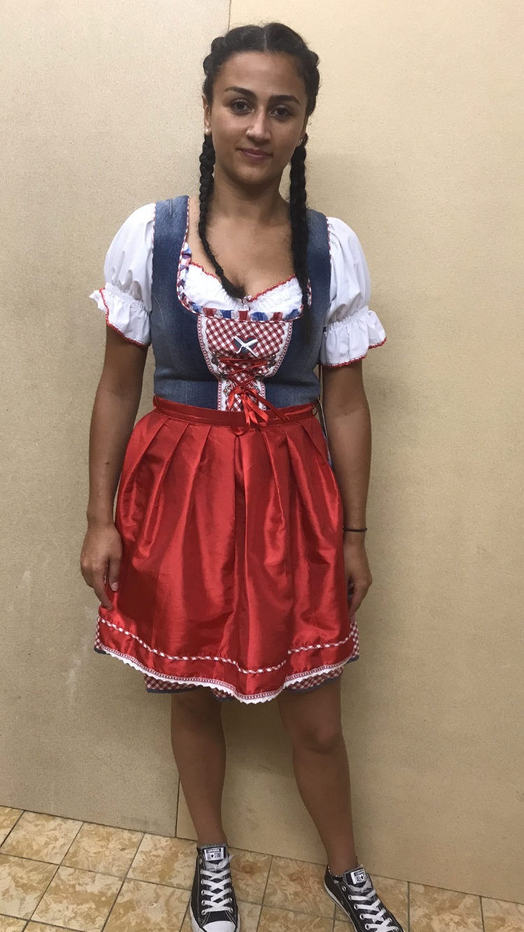 Dirndl im Jeanslook mit roter Schürze