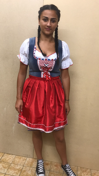 Dirndl im Jeanslook mit roter Schürze