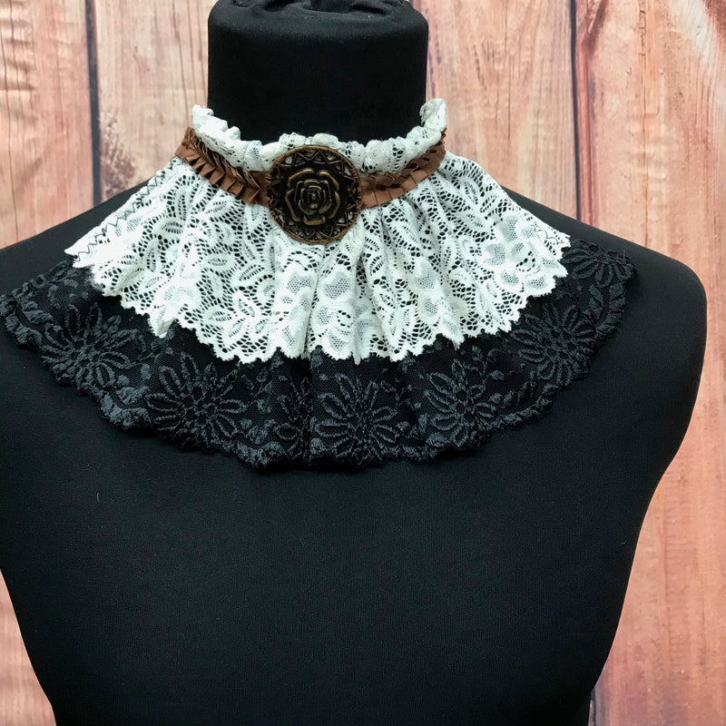 Steampunk Jabot mit Weißer und Schwarzer Spitze