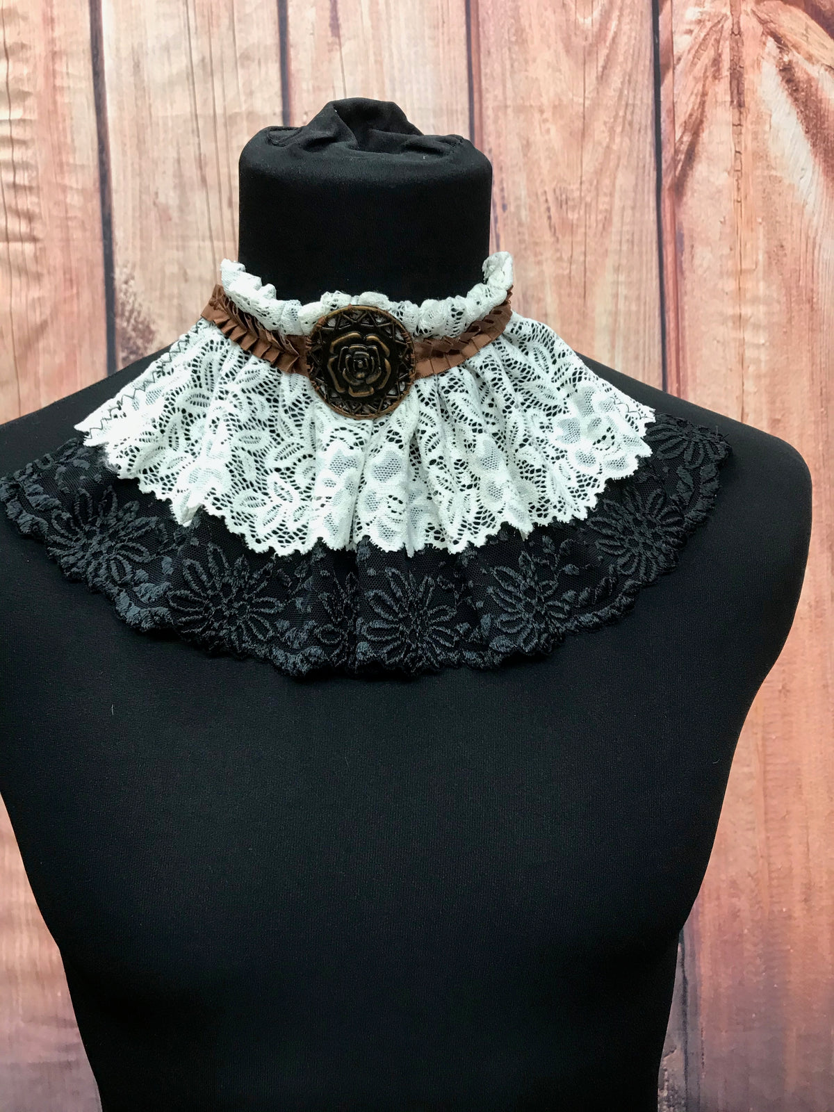 Steampunk Jabot mit Weißer und Schwarzer Spitze