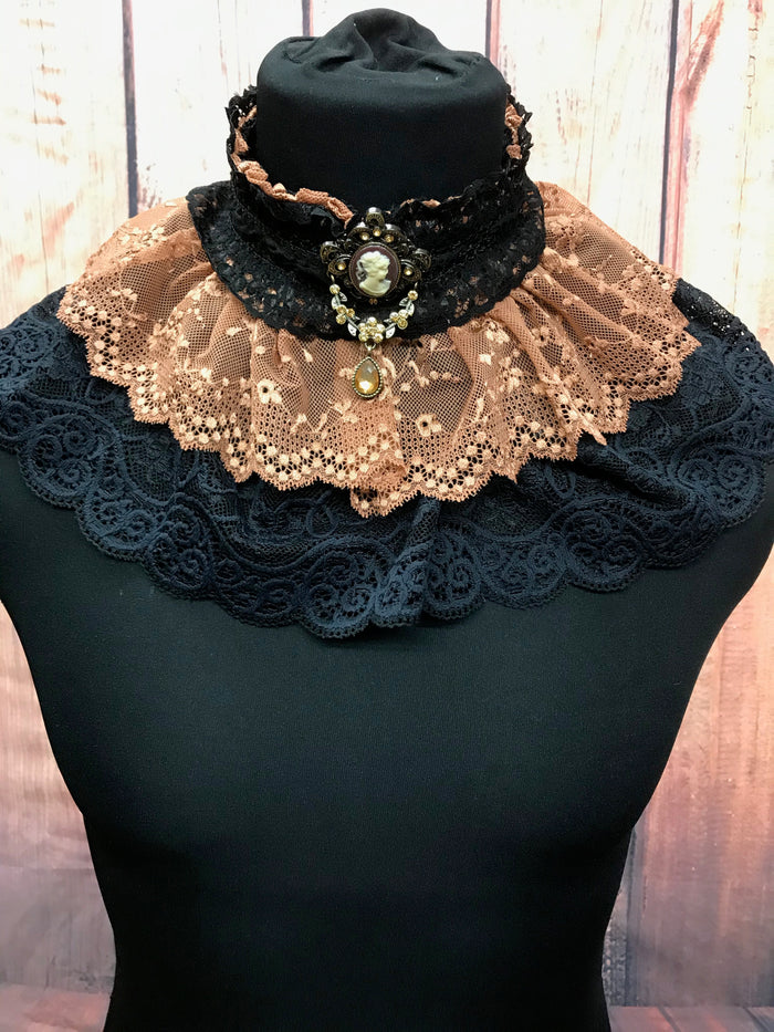 Jabot Steampunk avec dentelle noire et cuivrée