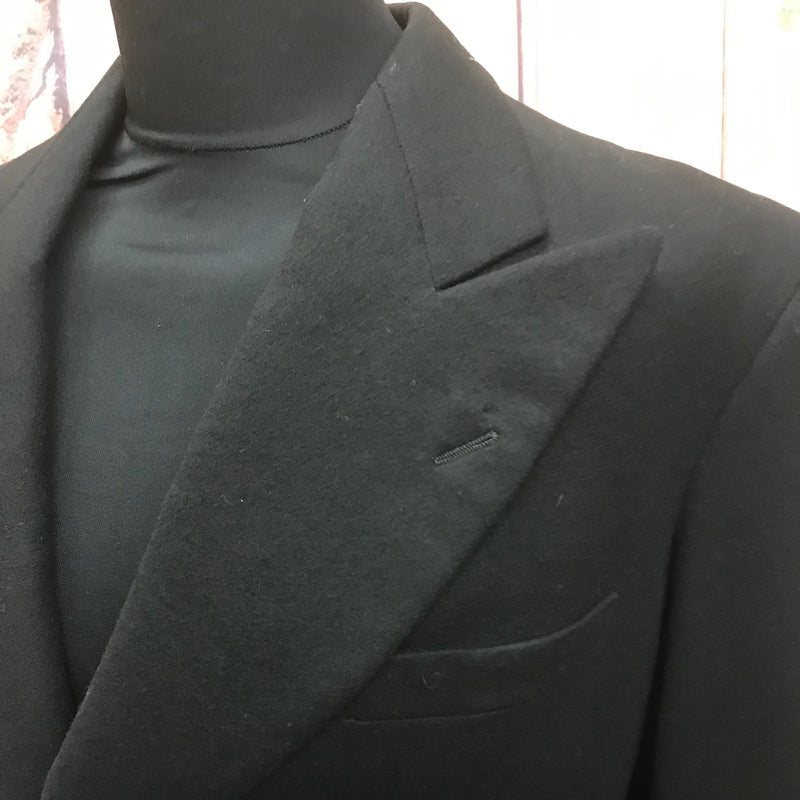 Detail Revers und Knopf – strukturierte Schurwolle