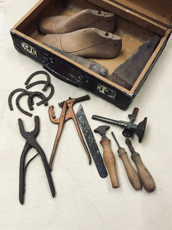 Antiker Vintage-Koffer mit alten Schusterwerkzeug