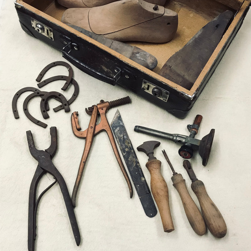 Antiker Vintage-Koffer mit alten Schusterwerkzeug