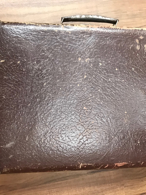 Antiker Vintage-Koffer mit alten Schusterwerkzeug