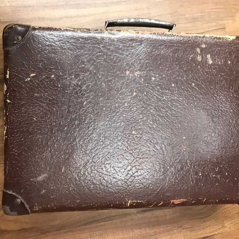 Antiker Vintage-Koffer mit alten Schusterwerkzeug