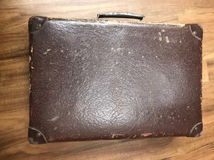 Antiker Vintage-Koffer mit alten Schusterwerkzeug