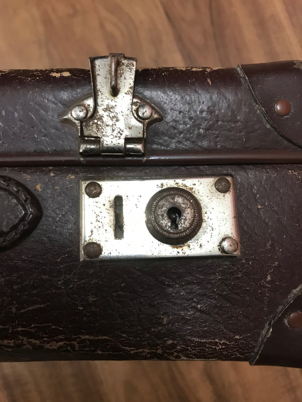 Antiker Vintage-Koffer mit alten Schusterwerkzeug