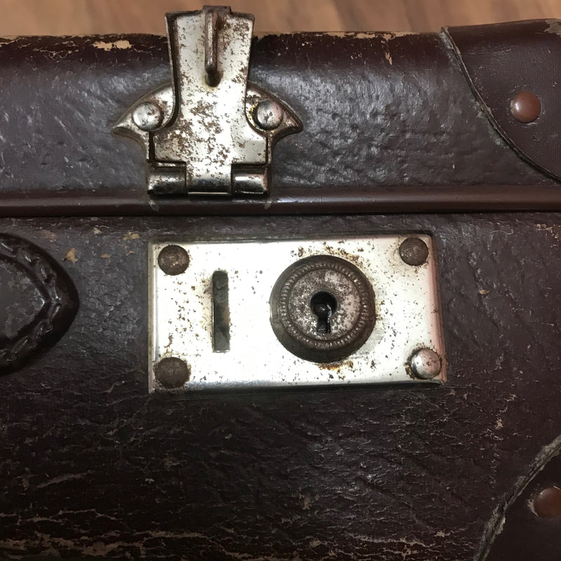 Antiker Vintage-Koffer mit alten Schusterwerkzeug