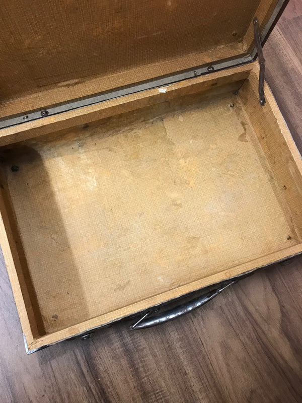 Antiker Vintage-Koffer mit alten Schusterwerkzeug