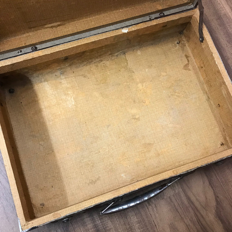Antiker Vintage-Koffer mit alten Schusterwerkzeug