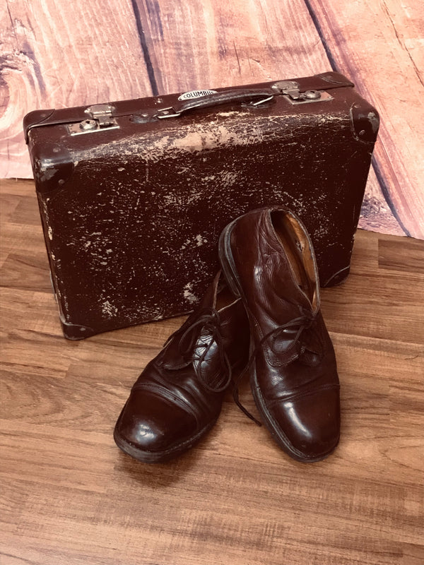 Antiker Vintage-Koffer mit alten Schusterwerkzeug