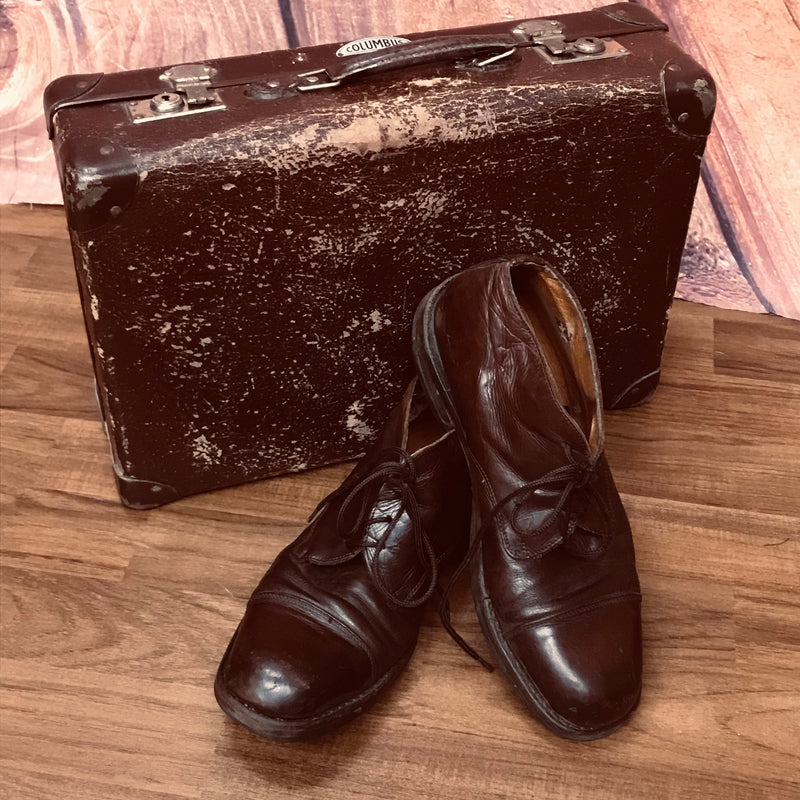 Antiker Vintage-Koffer mit alten Schusterwerkzeug