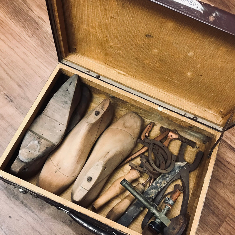 Antiker Vintage-Koffer mit alten Schusterwerkzeug
