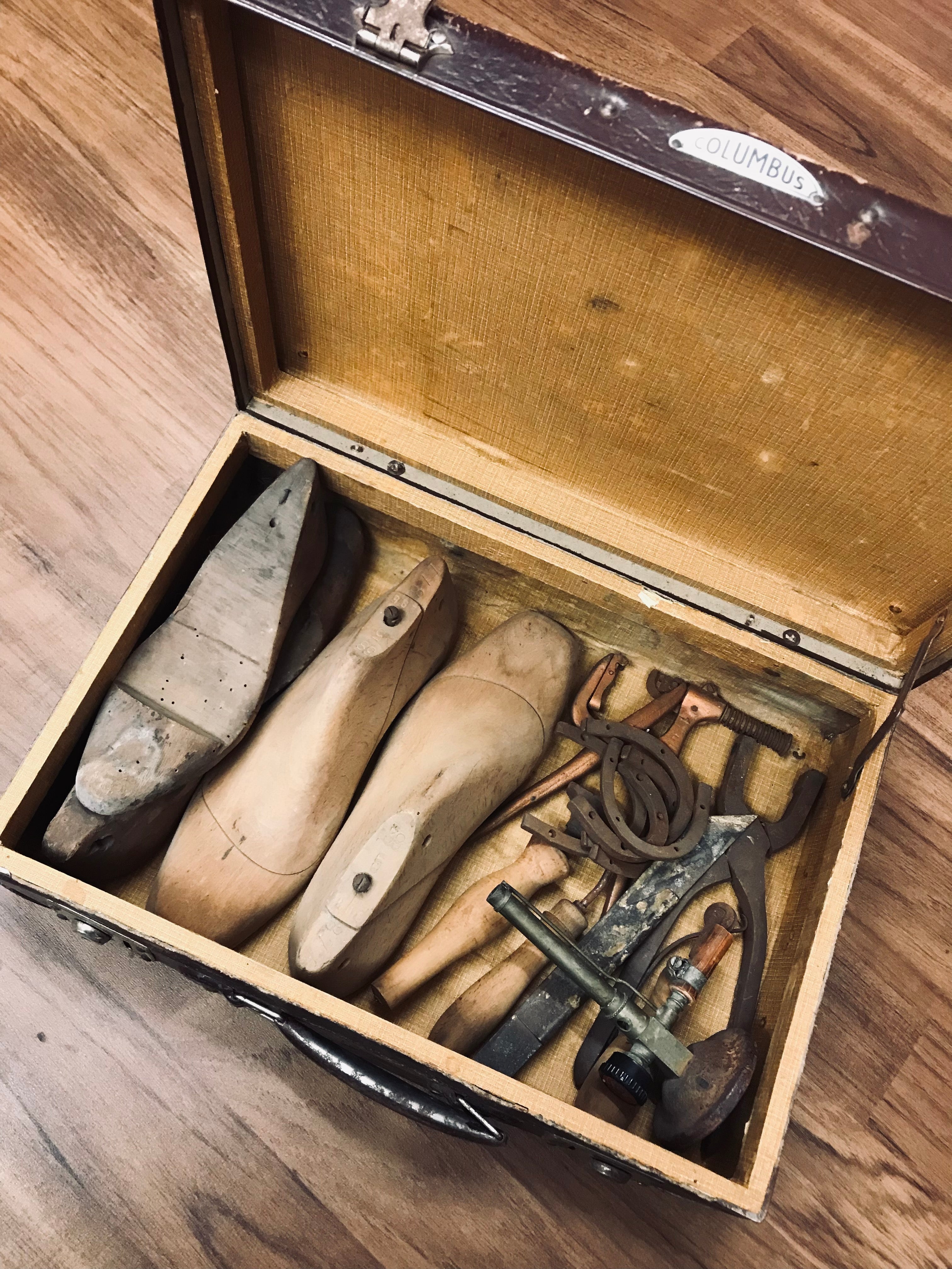 Antiker Vintage-Koffer mit alten Schusterwerkzeug