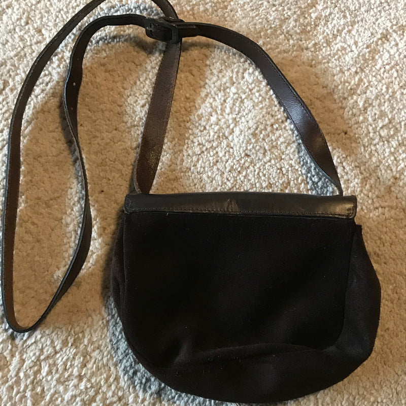 Braune Trachtentasche aus Ziegenveloursleder – Damen | Herzapplikation | Verstellbarer Riemen | Secondhand